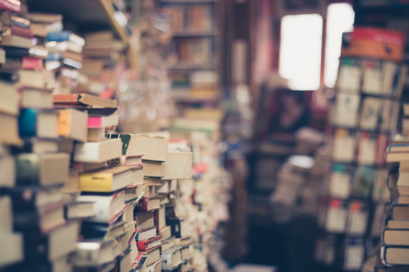 magasin-HYERES-min_books_stack_book_store_stack_of_books_2nd_hand_retro_hipster_shop-829090